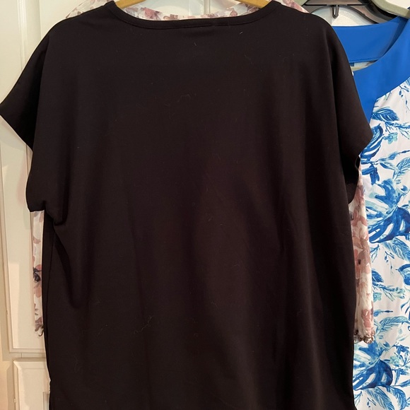 Lands End size M top with short sleeves v-neck - Picture 2 of 5